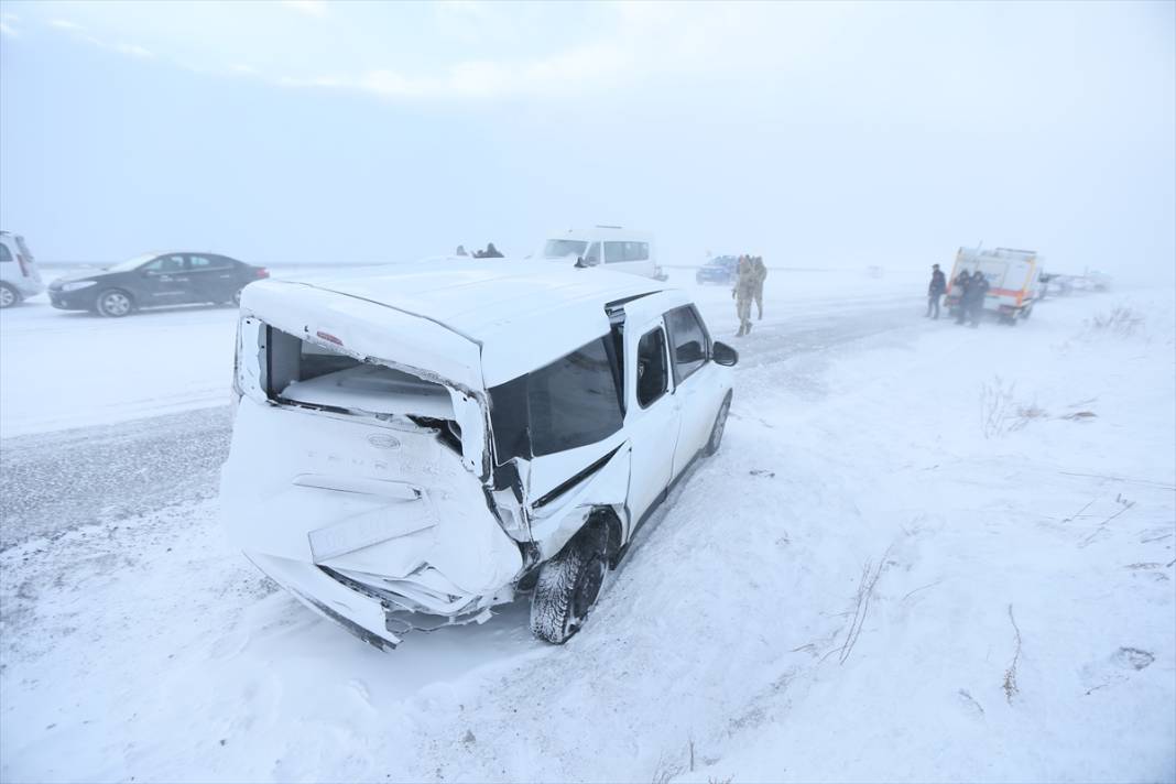 Kar ve tipi nedeniyle 8 araç birbirine girdi! Birçok araç mahsur kaldı 6